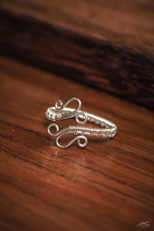 Recurve Swirls Ring